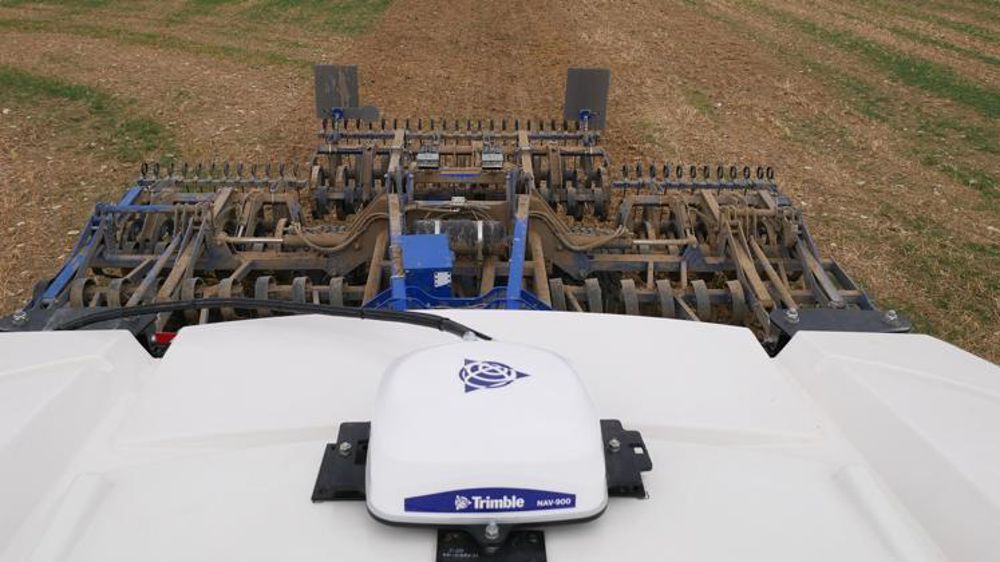 Les agriculteurs équipés de consoles Müller-Elektronik accèdent désormais au récepteur GNSS NAV-900 et aux systèmes de guidage associés de Trimble. © Trimble